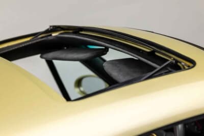 85万ドル~110万ドル(邦貨換算約1億2510万円~約1億6190万円)現在も販売中のRUF「カレラ 3.4 ゴールドフィンガー」C)Courtesy of Broad Arrow