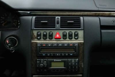 6万4400ドル(邦貨換算約948万円)で落札されたメルセデス・ベンツ「E55 AMG」(C)Courtesy of Broad Arrow