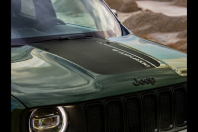 Jeep Renegade North Star Edition：North Starグラフィック入りブラックフードデカールが特別感を際立たせる