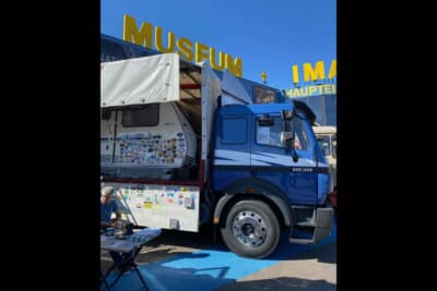 ジンスハイム・ミュージアム:トラックの荷台にはキャンピングトレーラーが積まれています