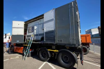 ジンスハイム・ミュージアム:トラックの荷台に牽引タイプのキャンピングトレーラーを積むと、そのまま宿泊も可能です。荷台の扉を閉めれば安全性も高いです