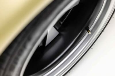 85万ドル~110万ドル(邦貨換算約1億2510万円~約1億6190万円)現在も販売中のRUF「カレラ 3.4 ゴールドフィンガー」C)Courtesy of Broad Arrow