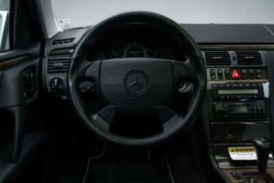 6万4400ドル(邦貨換算約948万円)で落札されたメルセデス・ベンツ「E55 AMG」(C)Courtesy of Broad Arrow