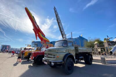 ジンスハイム・ミュージアム:トラックを見ながら飛行機にも目が行ってしまいます