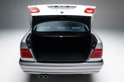 6万4400ドル(邦貨換算約948万円)で落札されたメルセデス・ベンツ「E55 AMG」(C)Courtesy of Broad Arrow