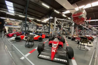 ジンスハイム・ミュージアム:ミュージアムのホールの中も少しカオスです。F1のマシンが所狭しと並ぶ上にはヘリコプターが展示されています