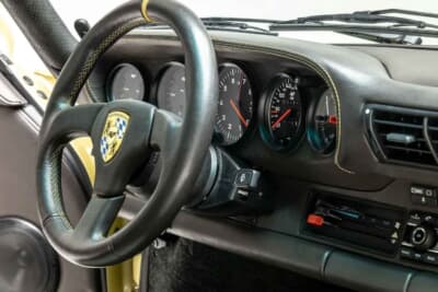 85万ドル~110万ドル(邦貨換算約1億2510万円~約1億6190万円)現在も販売中のRUF「カレラ 3.4 ゴールドフィンガー」C)Courtesy of Broad Arrow