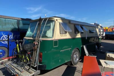 ジンスハイム・ミュージアム:メルセデスの古いキャンピングカーの後ろ側です。サイクルキャリアは最近のものですが、イメージ用に古いスキー板を積んであるところが良い雰囲気です