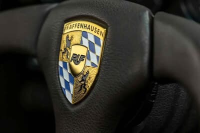 85万ドル~110万ドル(邦貨換算約1億2510万円~約1億6190万円)現在も販売中のRUF「カレラ 3.4 ゴールドフィンガー」C)Courtesy of Broad Arrow