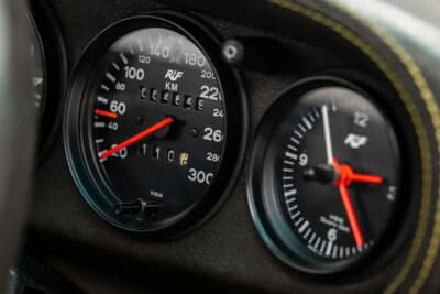 85万ドル~110万ドル(邦貨換算約1億2510万円~約1億6190万円)現在も販売中のRUF「カレラ 3.4 ゴールドフィンガー」C)Courtesy of Broad Arrow