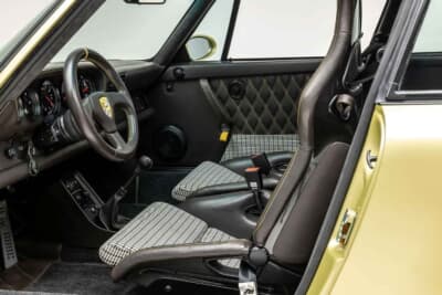 85万ドル~110万ドル(邦貨換算約1億2510万円~約1億6190万円)現在も販売中のRUF「カレラ 3.4 ゴールドフィンガー」C)Courtesy of Broad Arrow