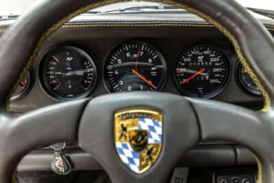 85万ドル~110万ドル(邦貨換算約1億2510万円~約1億6190万円)現在も販売中のRUF「カレラ 3.4 ゴールドフィンガー」C)Courtesy of Broad Arrow