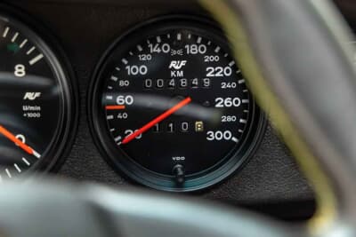 85万ドル~110万ドル(邦貨換算約1億2510万円~約1億6190万円)現在も販売中のRUF「カレラ 3.4 ゴールドフィンガー」C)Courtesy of Broad Arrow