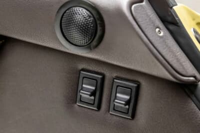 85万ドル~110万ドル(邦貨換算約1億2510万円~約1億6190万円)現在も販売中のRUF「カレラ 3.4 ゴールドフィンガー」C)Courtesy of Broad Arrow