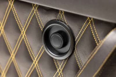 85万ドル~110万ドル(邦貨換算約1億2510万円~約1億6190万円)現在も販売中のRUF「カレラ 3.4 ゴールドフィンガー」C)Courtesy of Broad Arrow