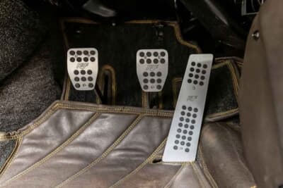 85万ドル~110万ドル(邦貨換算約1億2510万円~約1億6190万円)現在も販売中のRUF「カレラ 3.4 ゴールドフィンガー」C)Courtesy of Broad Arrow