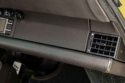 85万ドル~110万ドル(邦貨換算約1億2510万円~約1億6190万円)現在も販売中のRUF「カレラ 3.4 ゴールドフィンガー」C)Courtesy of Broad Arrow