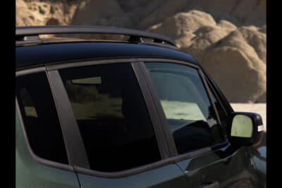 Jeep Renegade North Star Edition：エクステリアを引き締めるブラックペイントルーフ
