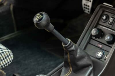 85万ドル~110万ドル(邦貨換算約1億2510万円~約1億6190万円)現在も販売中のRUF「カレラ 3.4 ゴールドフィンガー」C)Courtesy of Broad Arrow