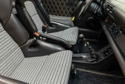 85万ドル~110万ドル(邦貨換算約1億2510万円~約1億6190万円)現在も販売中のRUF「カレラ 3.4 ゴールドフィンガー」C)Courtesy of Broad Arrow