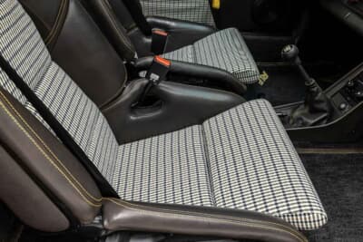 85万ドル~110万ドル(邦貨換算約1億2510万円~約1億6190万円)現在も販売中のRUF「カレラ 3.4 ゴールドフィンガー」C)Courtesy of Broad Arrow