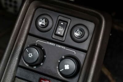 85万ドル~110万ドル(邦貨換算約1億2510万円~約1億6190万円)現在も販売中のRUF「カレラ 3.4 ゴールドフィンガー」C)Courtesy of Broad Arrow