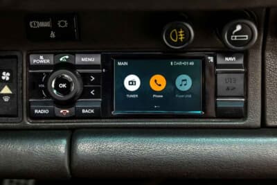 85万ドル~110万ドル(邦貨換算約1億2510万円~約1億6190万円)現在も販売中のRUF「カレラ 3.4 ゴールドフィンガー」C)Courtesy of Broad Arrow