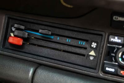 85万ドル~110万ドル(邦貨換算約1億2510万円~約1億6190万円)現在も販売中のRUF「カレラ 3.4 ゴールドフィンガー」C)Courtesy of Broad Arrow