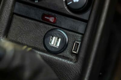 85万ドル~110万ドル(邦貨換算約1億2510万円~約1億6190万円)現在も販売中のRUF「カレラ 3.4 ゴールドフィンガー」C)Courtesy of Broad Arrow