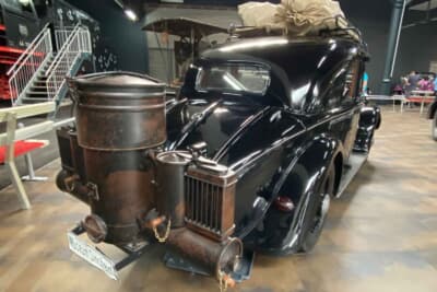 ジンスハイム・ミュージアム:燃料危機の時代に木材ガス化装置に作り替えたメルセデスの自動車です。先人の発想に脱帽します