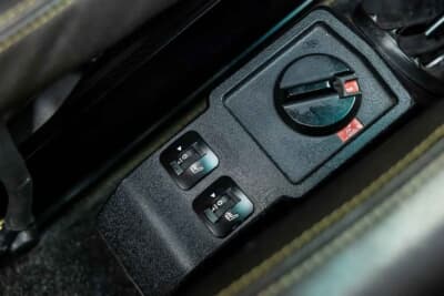 85万ドル~110万ドル(邦貨換算約1億2510万円~約1億6190万円)現在も販売中のRUF「カレラ 3.4 ゴールドフィンガー」C)Courtesy of Broad Arrow