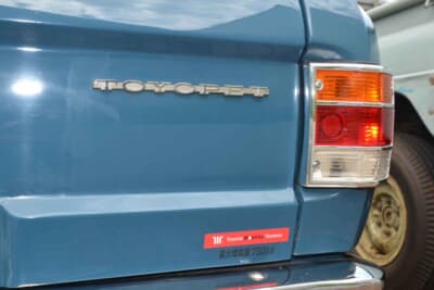 トヨペット クラウンピックアップ：リアのアオリ部分にはTOYOPETのエンブレムが装着される