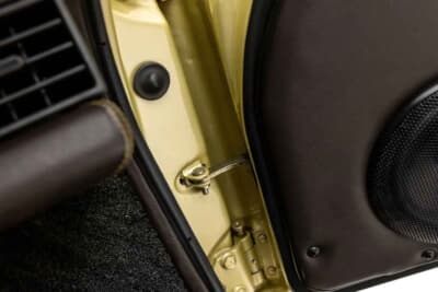 85万ドル~110万ドル(邦貨換算約1億2510万円~約1億6190万円)現在も販売中のRUF「カレラ 3.4 ゴールドフィンガー」C)Courtesy of Broad Arrow