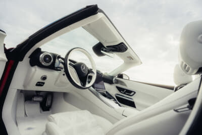 メルセデス・マイバッハSL680 Monogram Series:マイバッハレタリングを取り込んだ精緻な仕上げの本革巻きウッドステアリングを採用