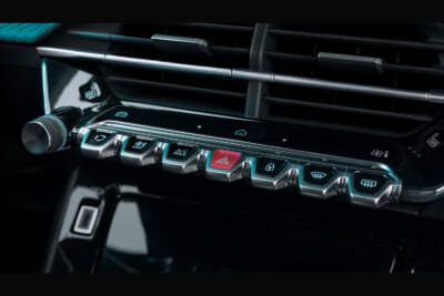 プジョー208GTハイブリッド:センターコンソール中央にはハザードランプ、ドアロックなど頻繁に使用する機能に素早くアクセスできるトルグスイッチを採用