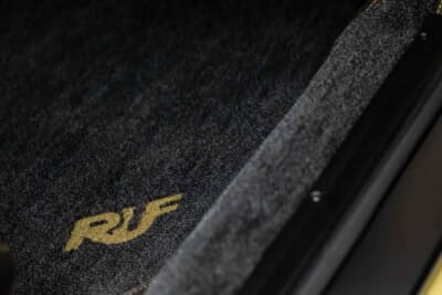 85万ドル~110万ドル(邦貨換算約1億2510万円~約1億6190万円)現在も販売中のRUF「カレラ 3.4 ゴールドフィンガー」C)Courtesy of Broad Arrow