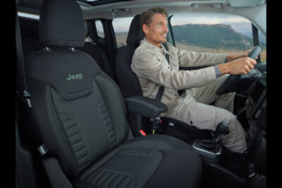 Jeep Renegade North Star Edition：最大のトピックとなるファブリックシートにはグリーンステッチとJeepとNorth Starのロゴ入り