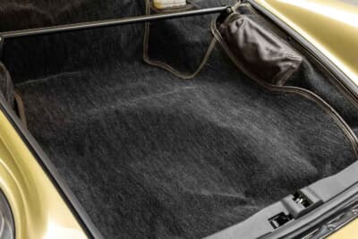 85万ドル~110万ドル(邦貨換算約1億2510万円~約1億6190万円)現在も販売中のRUF「カレラ 3.4 ゴールドフィンガー」C)Courtesy of Broad Arrow