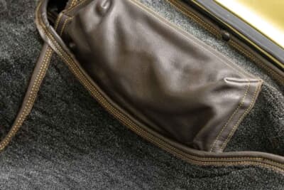 85万ドル~110万ドル(邦貨換算約1億2510万円~約1億6190万円)現在も販売中のRUF「カレラ 3.4 ゴールドフィンガー」C)Courtesy of Broad Arrow