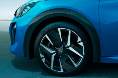 プジョー208GTハイブリッド:シャープな造形の17インチのYANAKAホイールを履く。独特で精悍な印象のデザイン