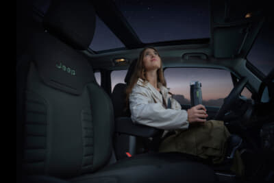 Jeep Renegade North Star Edition：開放感あふれるデュアルペインパノラミックサンルーフ