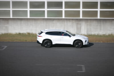 メインストレートを走るトヨタ・クラウンエステート