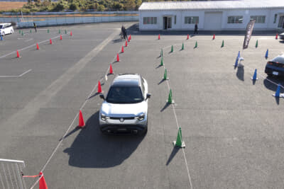 本コースへ向かうスズキ・eビターラ