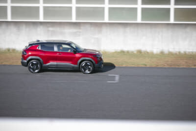 メインストレートを走るスズキ・eビターラ