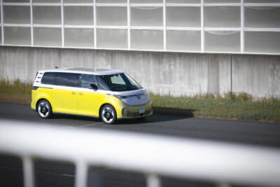 メインストレートを走るVW・ID.Buzz