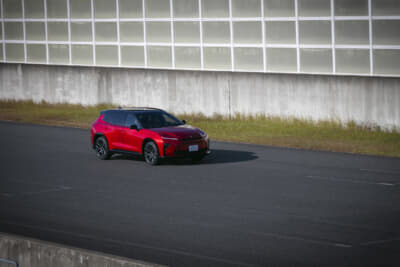 メインストレートを走るトヨタ・クラウンエステート