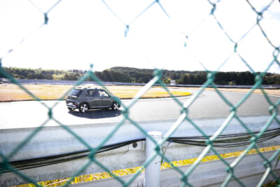 サーキットを走るヒョンデ・インスター