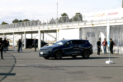 トヨタブースに停まるクラウンエステート