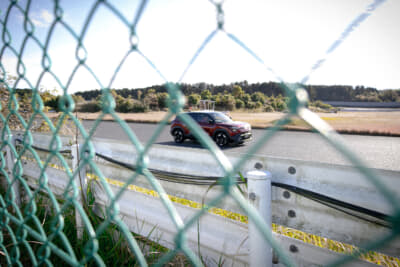 サーキットを走るスズキ・eビターラ