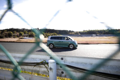 サーキットを走るVW・ID.Buzz